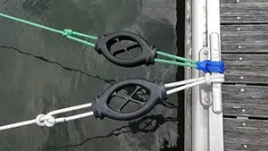 Nos amarres à la coupe ou matelotées Notre catalogue d’amarres comprend une sélection de cordages adaptés à l’amarrage : à vous de savoir si vous voulez privilégier l’amortissement, la longévité, la résistance, la légèreté, la compacité etc. Pour chaque amarre, vous avez le choix entre deux types de produit : • à la coupe : vous sélectionnez la longueur et le diamètre de l’amarre • prêt à l’emploi : vous sélectionnez la longueur, le diamètre et nos mateloteurs se chargent de réaliser une grande boucle (œil épissé) à une extrémité et une terminaison constricteur à l’autre (pour éviter que le cordage ne s’effiloche). L’œil épissé est protégé du ragage par une gaine en polyester qui prolonge la durée de vie de l’amarre.