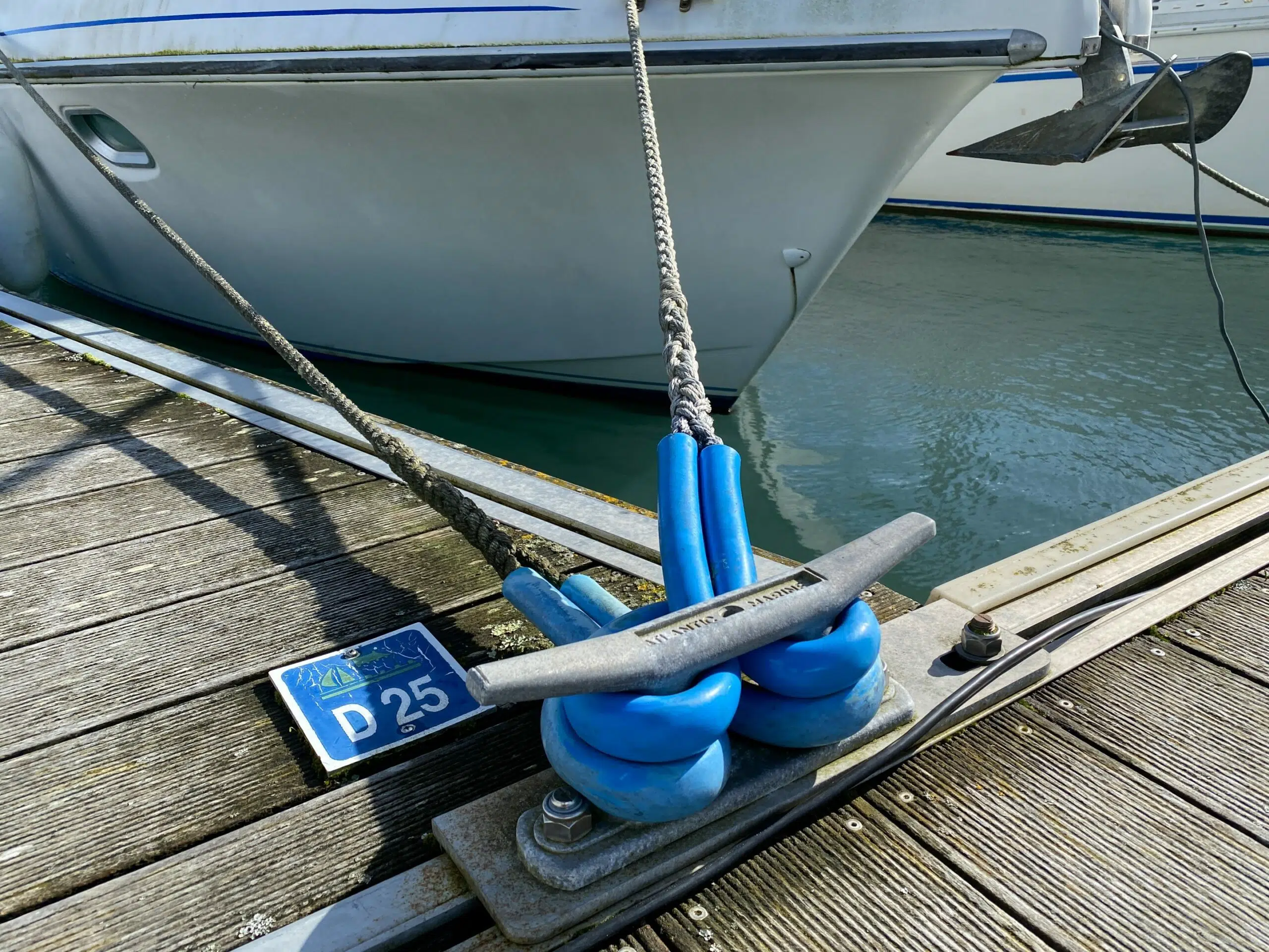 Du tuyau d’arrosage en guise de protection d’amarres : ça fonctionne à condition que les tronçons ne puissent pas glisser.