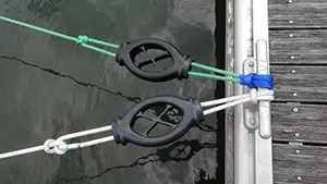 Si votre bateau reste longtemps à flot, nous vous conseillons d’équiper vos aussières d’amortisseurs. Ce modèle innovant, très résistant (en caoutchouc naturel) et de conception française, fonctionne en compression pour améliorer l’amortissement et supprimer le risque de rupture de la pièce.